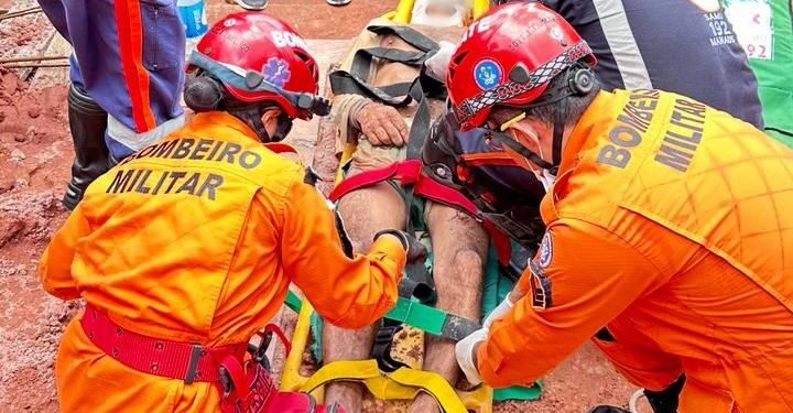 Trabalhador é resgatado após ser soterrado no Conjunto Duque de Caxias (Foto: Divulgação/CBMAM).