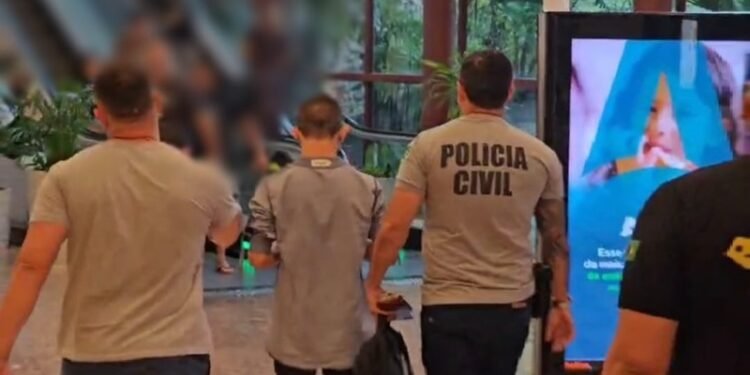 Suspeitos de falsificar atestados são presos em shopping