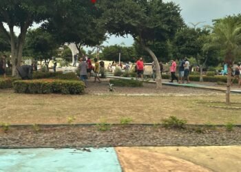 Pessoas depredam "Bola das Letras", em busca dinheiro escondido - (Foto: Reprodução/Redes Sociais).