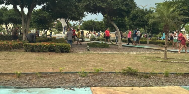 Pessoas depredam "Bola das Letras", em busca dinheiro escondido - (Foto: Reprodução/Redes Sociais).