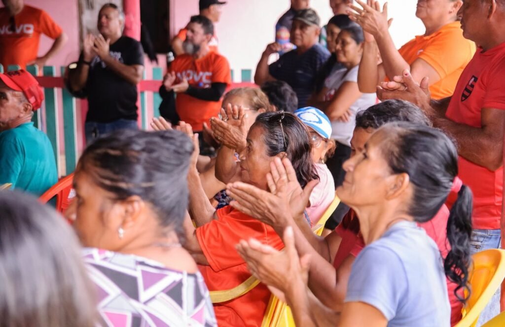 Comunidade presente em reunião na Vila Amazônia