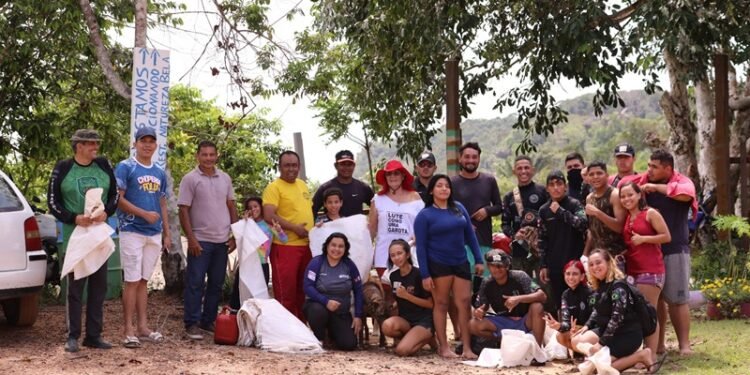 Voluntários realizam terceira ação de limpeza na praia de Paricatuba, no Amazonas