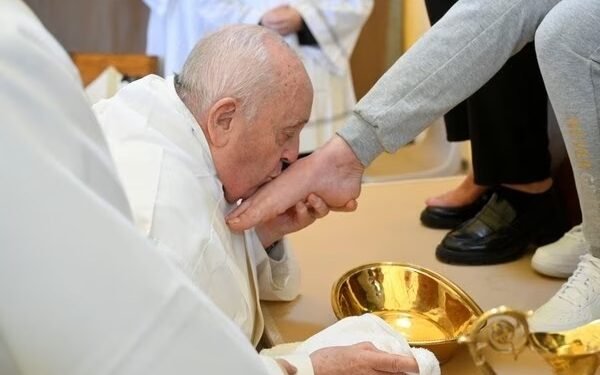 Papa Francisco rompe tradição de Páscoa e lava os pés de 12 detentas