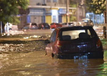 Carros ficam debaixo d'água após forte chuva no Rio de Janeiro -( Foto: Celso Pupo /Fotoarena/Folhapress)