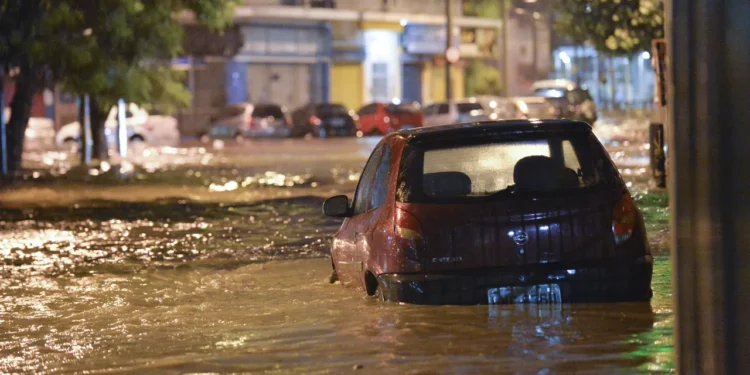Carros ficam debaixo d'água após forte chuva no Rio de Janeiro -( Foto: Celso Pupo /Fotoarena/Folhapress)