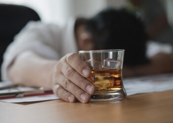 como a ressaca acontece e por que é importante ter cuidado ao usar medicamentos