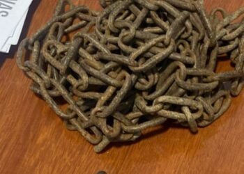 A criança era acorrentada dentro de casa - (Foto: Divulgação/ PC-AM)