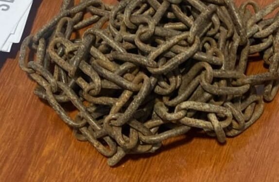 A criança era acorrentada dentro de casa - (Foto: Divulgação/ PC-AM)