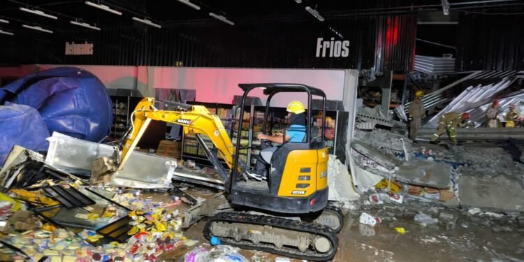 Corpo de Bombeiros continua buscas no local do desabamento - (Foto: Divulgação/Corpo de Bombeiros)