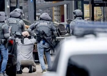 A polícia deteve o homem que ameaçou clientes de uma cafeteria na Holanda - (Foto: Remko de Waal / ANP / AFP)