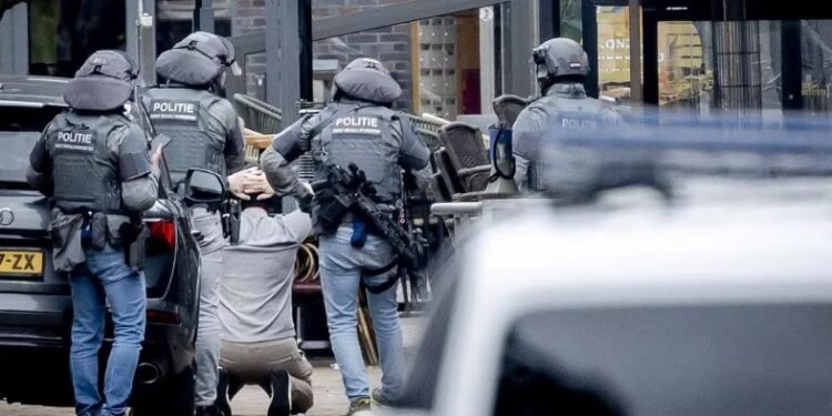 A polícia deteve o homem que ameaçou clientes de uma cafeteria na Holanda - (Foto: Remko de Waal / ANP / AFP)