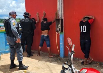 Dupla presa durante a operação Entreato - (Foto: Divulgação/PC-AM)