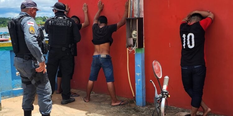 Dupla presa durante a operação Entreato - (Foto: Divulgação/PC-AM)