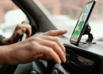 feche-o-homem-no-carro-com-o-mapa-no-celular