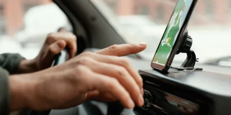 feche-o-homem-no-carro-com-o-mapa-no-celular