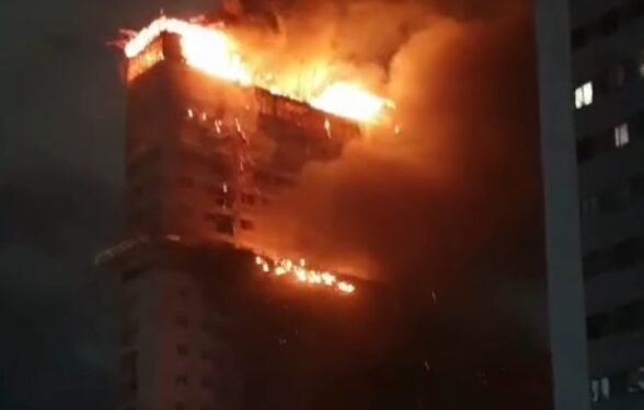 Ninguém ficou ferido durante as chamas no prédio - (Foto: Reprodução/ Internet)