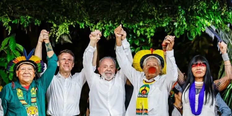 Presidente Lula com lideranças indígenas e cerimônia de condecoração do líder indígena Raoni, na Ilha do Combu - (Foto: Ricardo Stuckert)