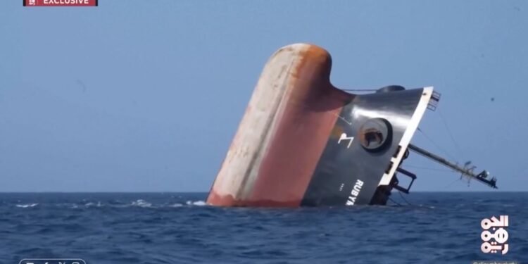 No Mar Vermelho, ataques houthis contra navios de carga podem causar danos ambientais