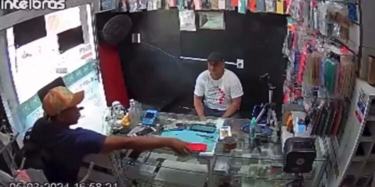 Suspeito assalta assistência