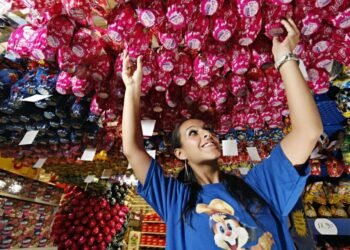 Janaína de Carvalho espera que a experiência como promotora de cartões de crédito a ajude no período Páscoal - (Foto: Albari Rosa / Gazeta do Povo)