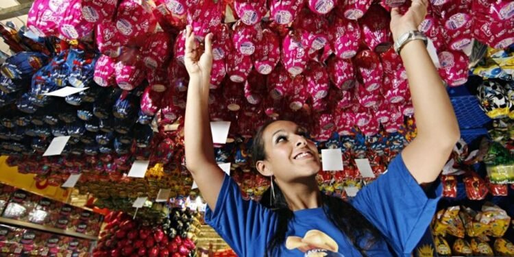 Janaína de Carvalho espera que a experiência como promotora de cartões de crédito a ajude no período Páscoal - (Foto: Albari Rosa / Gazeta do Povo)
