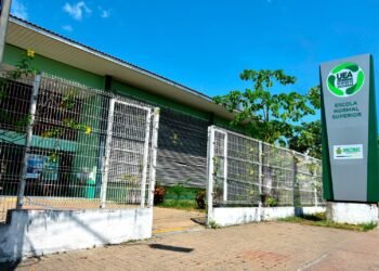 Fachada da Escola Normal Superior da UEA