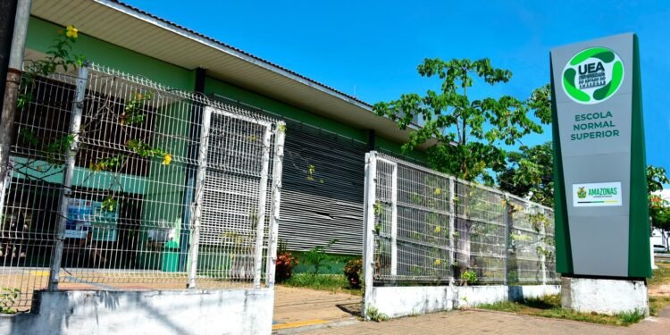 Fachada da Escola Normal Superior da UEA