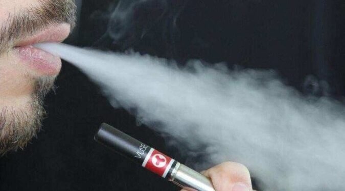 homem_de_barba_soltando_fumaca