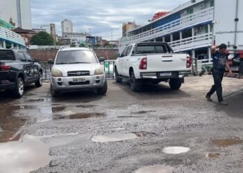 Porto de Manaus conta com buracos em via, dificultando o acesso de veículos - (Keynes Breves/Rios de Notícias).
