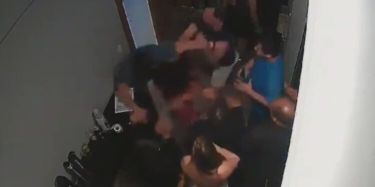 Policial atinge funcionária de casa de show com tiro durante confusão - (Reprodução).