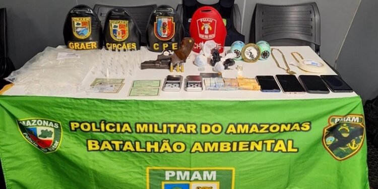 Casal é preso com arma, drogas e munições