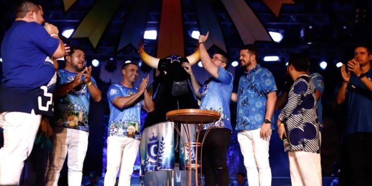 Boi Caprichoso recebe doação de indumentárias de Arlindo Júnior - (Alexandre Vieira).