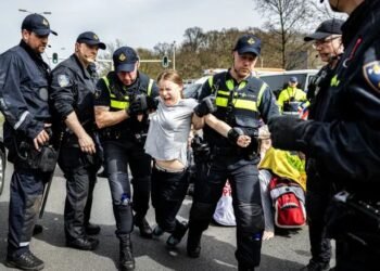 A ativista Greta Thunberg é detida em Haia - 06/04/2024 (Ramon van Flymen / ANP/AFP)