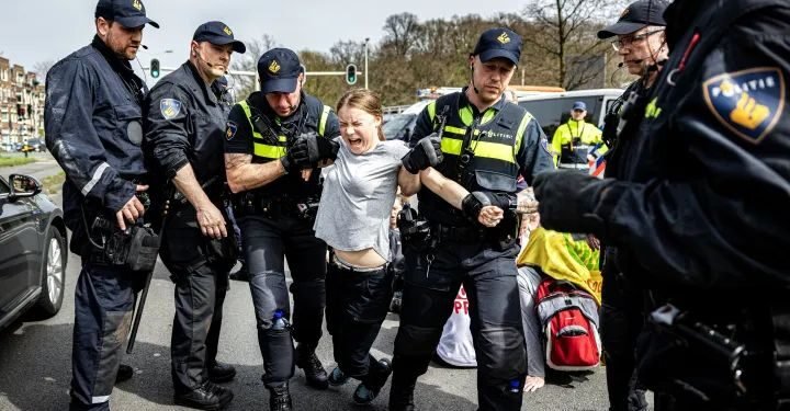 A ativista Greta Thunberg é detida em Haia - 06/04/2024 (Ramon van Flymen / ANP/AFP)