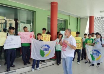 Ato Público é realizado por professores e estudantes da UFAM - (Divulgação).