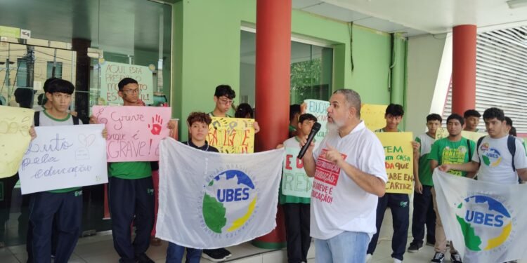 Ato Público é realizado por professores e estudantes da UFAM - (Divulgação).