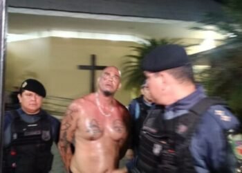 Homem invade igreja e ameaça fiéis de morte - (Foto: Reprodução/Redes Sociais).