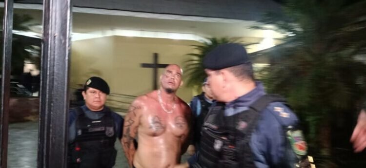 Homem invade igreja e ameaça fiéis de morte - (Foto: Reprodução/Redes Sociais).