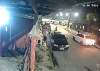 População se desespera após ataque a tiros no Jorge Teixeira - (Reprodução).