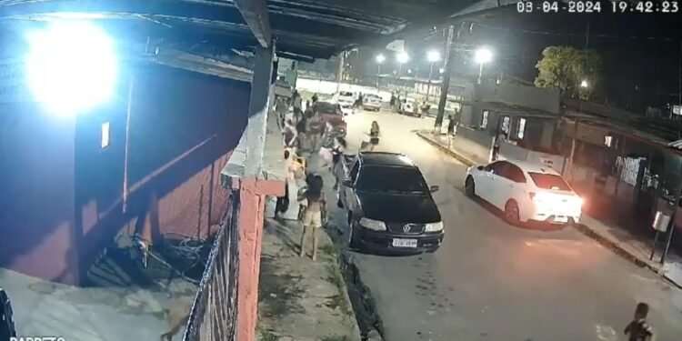 População se desespera após ataque a tiros no Jorge Teixeira - (Reprodução).