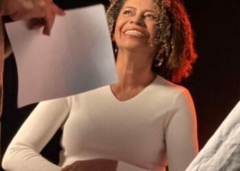 'Marina de Manaus' nos bastidores de gravação para empresa organizadora do show - (Divulgação/Itaú).