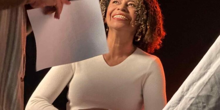 'Marina de Manaus' nos bastidores de gravação para empresa organizadora do show - (Divulgação/Itaú).