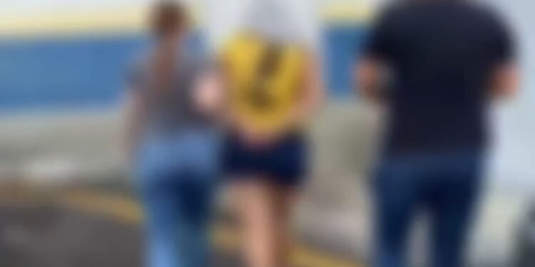 Mulher é presa por se passar por garota de programa e extorquir industriário - (Divulgação/PC-AM).