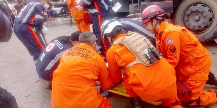 Motorista-fica-preso-embaixo-de-pneu-da-cacamba-dirigida