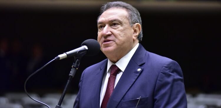 Projeto de Átila Lins quer isenção de IR para a energia renovável