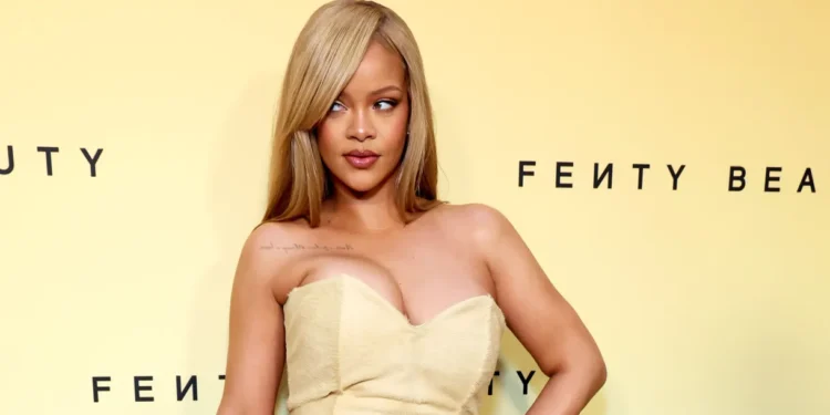 Rihanna durante o lançamento da Soft’Lit Foundation da Fenty Beauty, sua empresa de cosméticos - (Reprodução/Instagram).