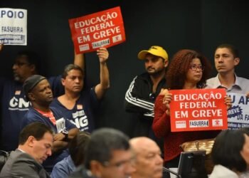 Servidores de educação iniciam greve nacional nesta quarta-feira