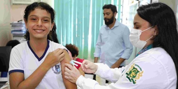 Escolas estaduais e municipais vacinam adolescentes contra o HPV