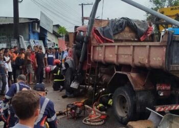 Motorista fica preso embaixo de pneu da caçamba dirigida por ele