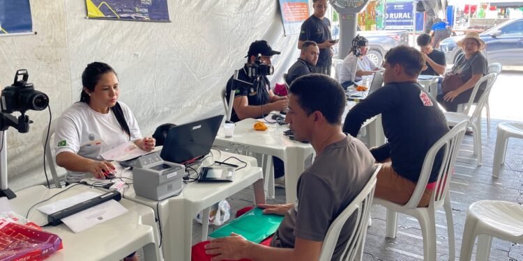 Mutirão para entrega de Carteira de Identidade Nacional - (Foto: Divulgação/SSP-AM)